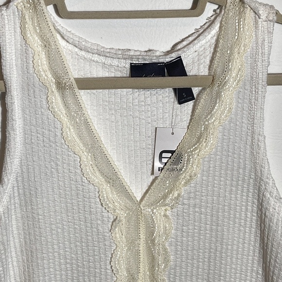 Daytrip @ Buckle White and Cream Lace V Neck Peplum Tank Top Small NWT - Picture 3 of 10